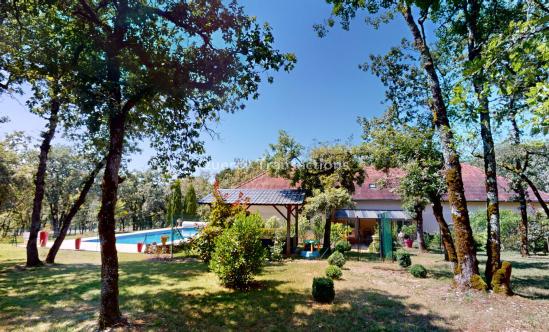 Propriété sur plus d'un hectare avec grande maison de plain pied confortable avec piscine et un fantastique atelier.