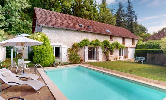 In Périgord Noir, near the village of Coly with its café-restaurant and not far from Saint-Amand-de-Coly and its superb abbey, 170 m² house with garden and swimming pool, ideal for vacations. Virtual visit on request.