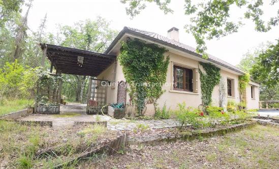 In the Périgord Noir, in Montignac, contemporary house in the heart of the forest with land.