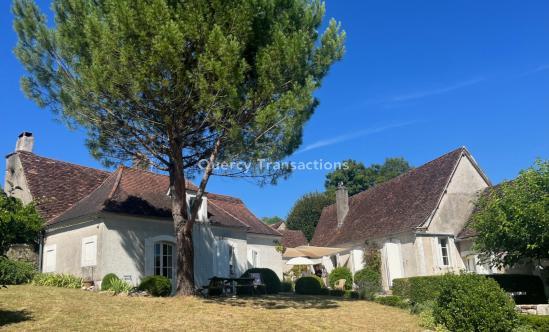 In Périgord Noir, 20 minutes from Montignac-Lascaux, between Périgueux and Brive, charming character house in very good condition on 2000 m² of land.