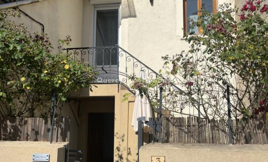 Parfait pied-à-terre à Montignac! Petite maison avec cour, entièrement rénovée avec climatisation réversible. 