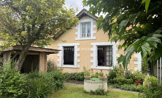 VENTE EN VIAGER occupé d'une maison de plain pied avec jardin dans le centre de MONTIGNAC.