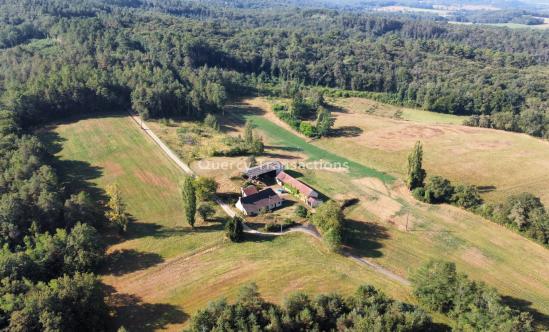 In the Périgord Noir region, this former farmhouse is set in 19 hectares of land.