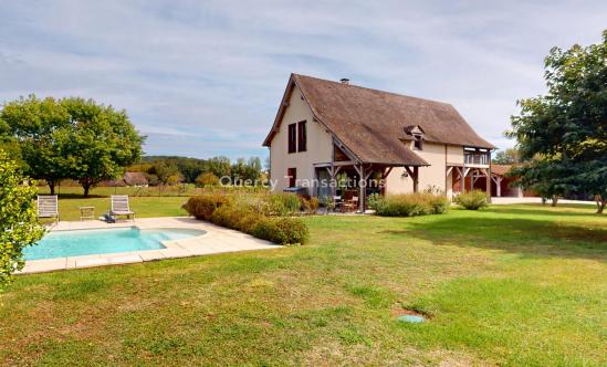 Near Montignac, house in perfect condition with swimming pool on over 2000 m² of land.