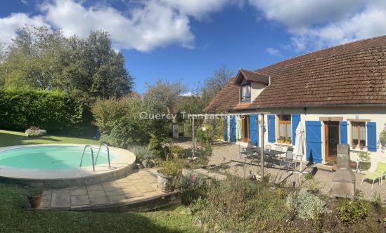 Two kilometres from Hautefort, pretty hamlet house in perfect condition with garden and swimming pool.