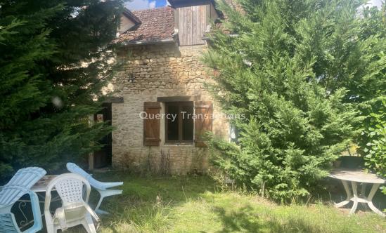 Périgord Noir, proche d'un village typique et de MONTIGNAC, petite maison mitoyenne avec jardin.