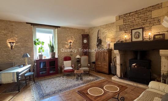 En Périgord Noir, à Montignac-Lascaux, belle maison en pierre entièrement rénovée avec terrain et commerces à pieds.