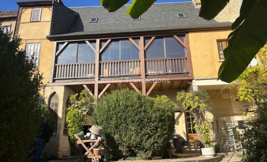 Maison du XIVème siècle avec jardin et dépendance (garage) en plein centre de MONTIGNAC-LASCAUX.