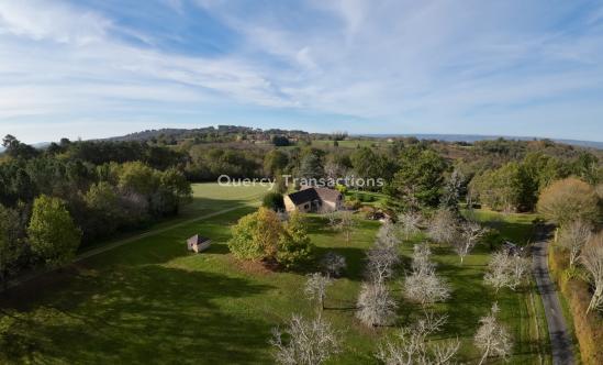 En Périgord Noir, ancienne ferme Périgourdine au coeur des sites touristiques, sur 1 hectare 5 de terrain arboré , sans voisin avec belle vue sur la campagne.