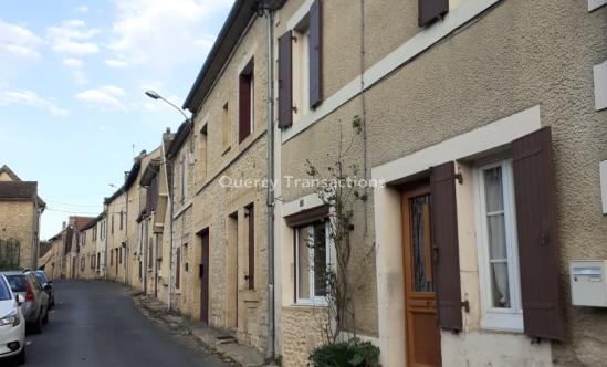 Au centre de Montignac-Lascaux, petite maison en pierre entièrement rénovée.