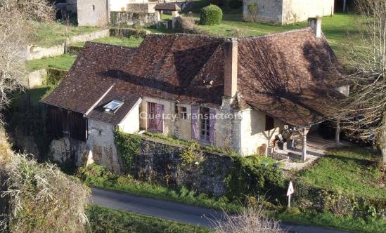 En Périgord Noir, entre Montignac et les Eyzies, proche de Saint-Léon-sur-Vézère et de la Roque Saint Christophe, Périgourdine de 180 m² habitables avec jolie vue sur la vallée Vézère. Prévoir budget travaux.