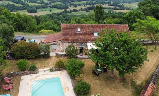 A quelques kilomètres de Figeac, sur les hauteurs à la sortie d'un petit village typique de la vallée du Célé, la maison de vacances idéale avec jardin clos et piscine.