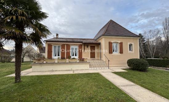 A Montignac-Lascaux, avec commerces, écoles et services à pieds, belle maison contemporaine de 111 m² habitables avec terrain et garage.