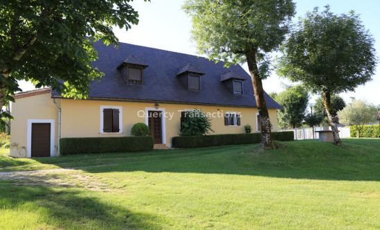 Nord de Cahors, propriété avec grange et piscine sur 7322m² de terrain