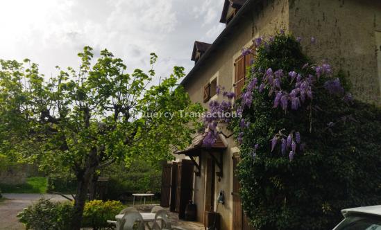 Maison en pierre dans un village 