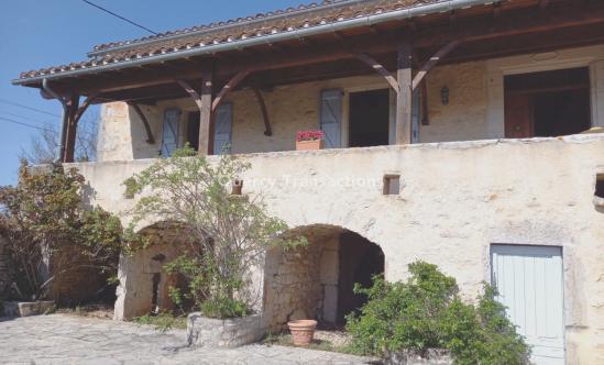 -Région Limogne, 25 mn est/Cahors. propriété en pierre ancienne rénovée avec piscine et dépendances