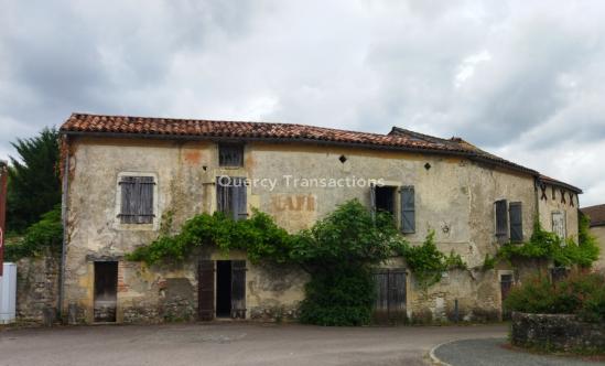 Nord Ouest Cahors. Batiment à restaurer avec appartement T2 loué et local loué .