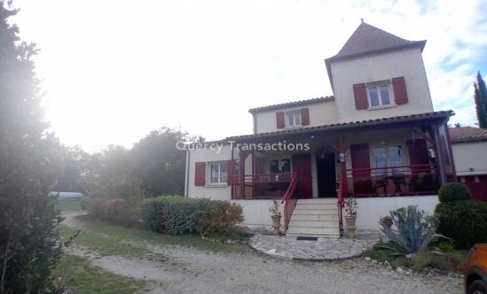 Cahors, une Maison de 7 pieces avec jardin , Garage  et Gite