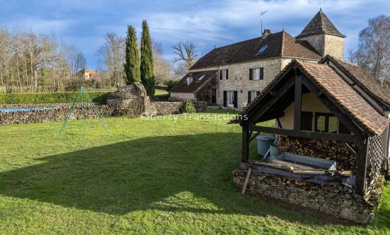 EXCLUSIVE ! Vast, fully restored Quercy house - 5 bedrooms - Land of 4 521 m² with swimming pool and outbuildings