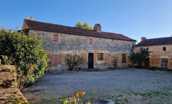 Ensemble immobilier à restaurer dans un charmant village de la vallée de la Vézère