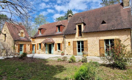 Old restored stone house with 175m² of living space set in 4 hectares of magnificent grounds in a privileged location.