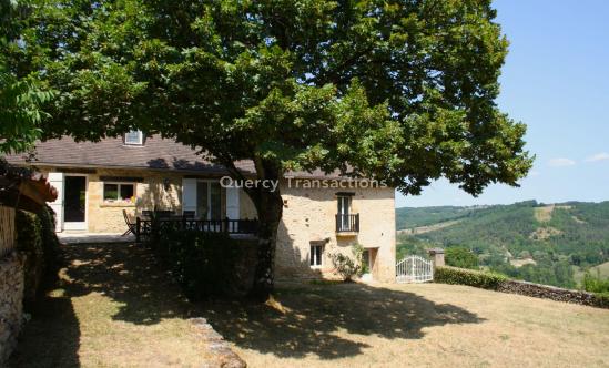 CLASSIC, BEAUTIFULLY RENOVATED LARGE FOUR-BED  DORDOGNE PROPERTY WITH MAGNIFICENT VIEWS. LARGE TWO-LEVEL CONVERTIBLE  STONE BARN. 1 HECTARE OF LAND. DEP0921