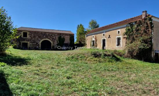 Sud Dordogne, dans hameau, Ancien corps de ferme en pierres à restaurer .