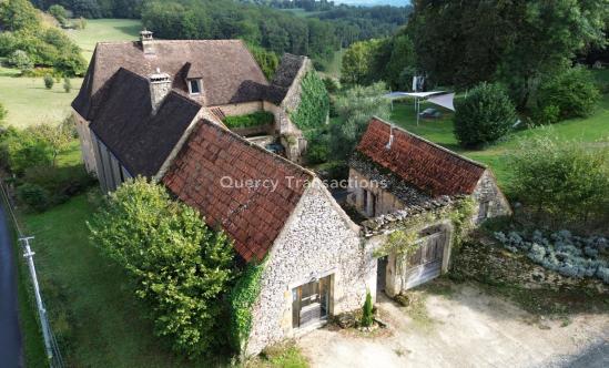 Ancien corps de ferme restauré et  niché sur les hauteurs avec beau terrain et piscine