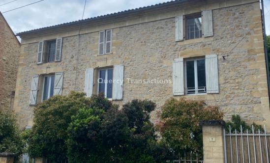 Maison ancienne en pierre avec jardin à deux pas des commerces