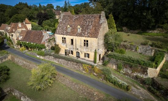 Maison forte, dependance et jardin dans charmant village du Périgord