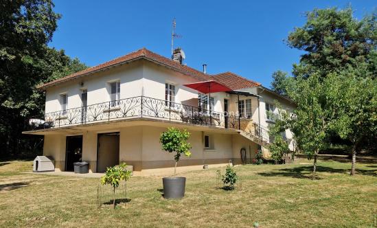 Grande maison, 5 chambres, rénovée recemment au milieu de 1,782 ha de terrain.