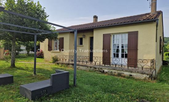 Maison de village de plain pied avec piscine.